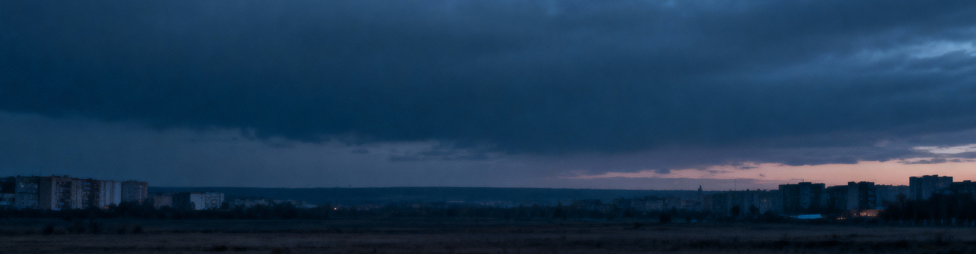 Donkere wolken boven een stedelijk landschap
